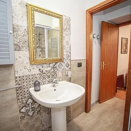 Apartment Con Terrazza Al Centro Storico. *